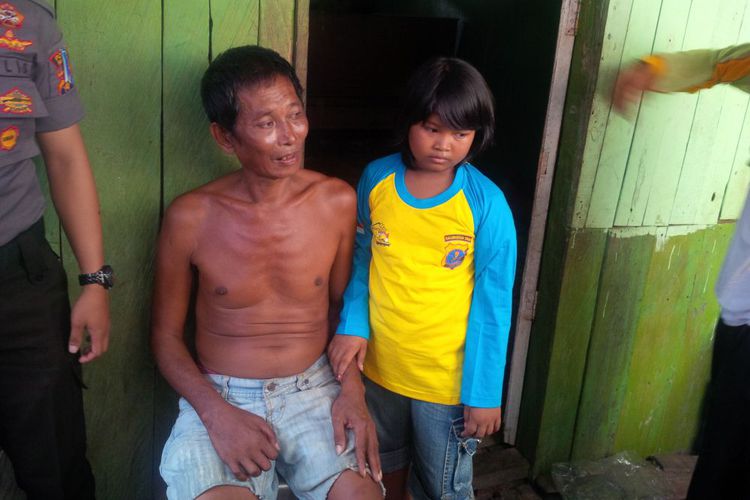 Bocah 10 Tahun Sendirian Urus Kakeknya yang Lumpuh