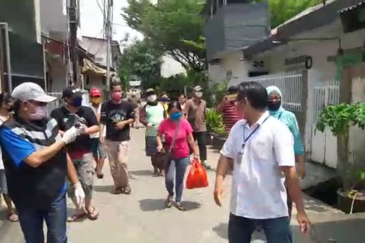 Sembuh dari Covid-19, Seorang Ibu Langsung Disambut Warga Saat Pulang ke Rumahnya di Jakarta