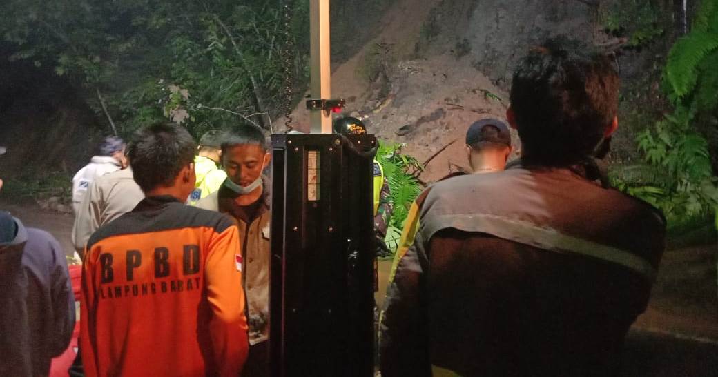 Sempat Dibuka Satu Jalur karena Longsor, Lintas KM 2 Liwa-Krui Kembali Ditutup karena Membahayakan