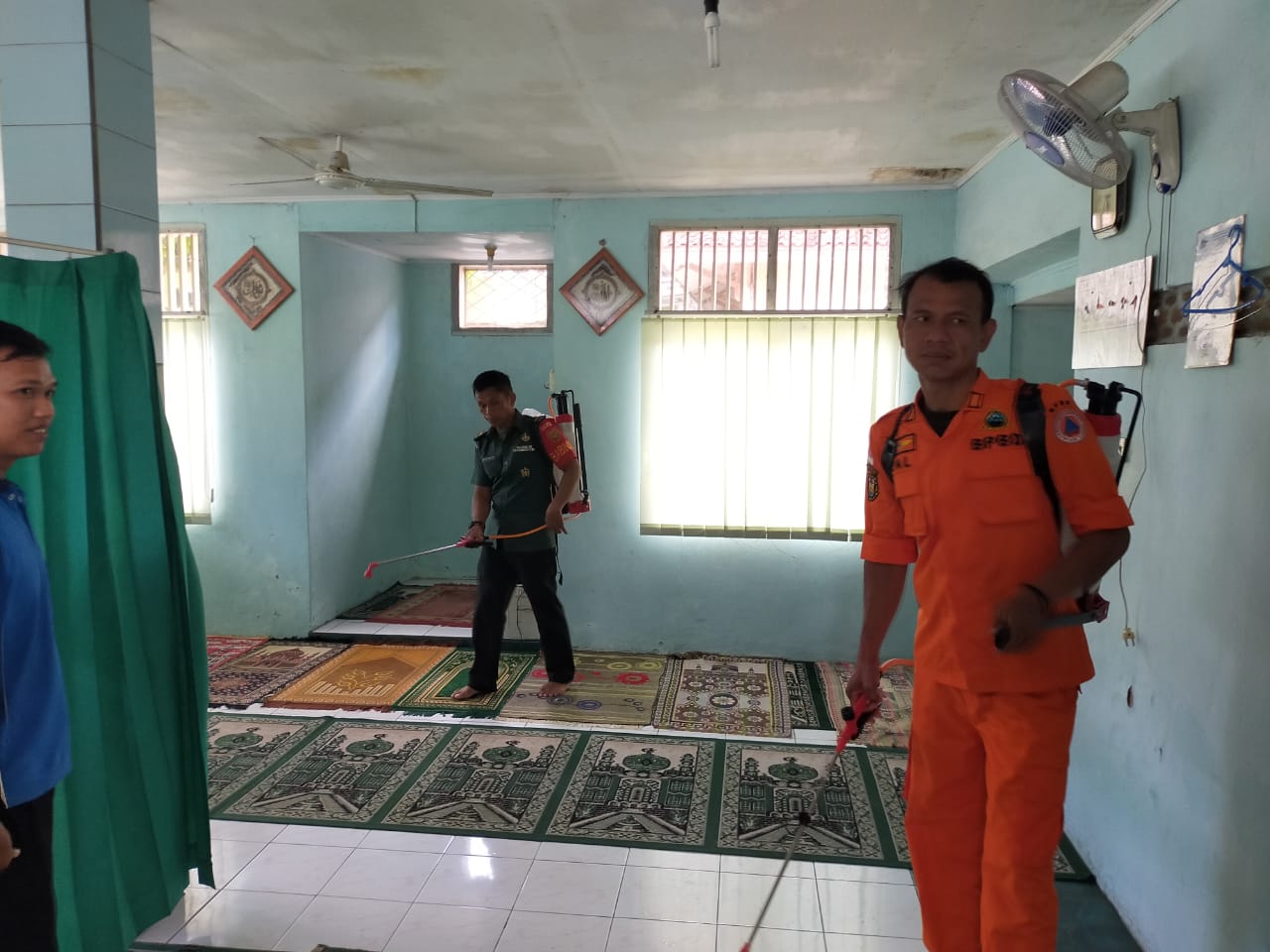 Kodim 0410/KBL Bantu Semprotkan Disinfektan ke Sarana dan Prasarana Umum