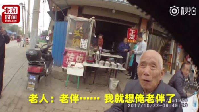 Seorang Kakek dari Tiongkok Terlihat Menunggu Sang Istri,Polisi Terkejut Ketika Ketahui Faktanya!