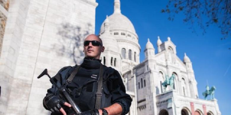 seorang-polisi-perancis-mengamankan-basilika-sacre-coeur-di-paris-minggu-15112015_20151117_082939.jpg