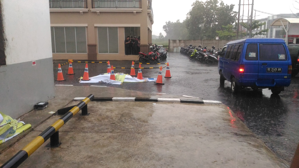 BREAKING NEWS - Seorang Pria Tewas Bunuh Diri Lompat dari Atas Gedung Transmart Lampung