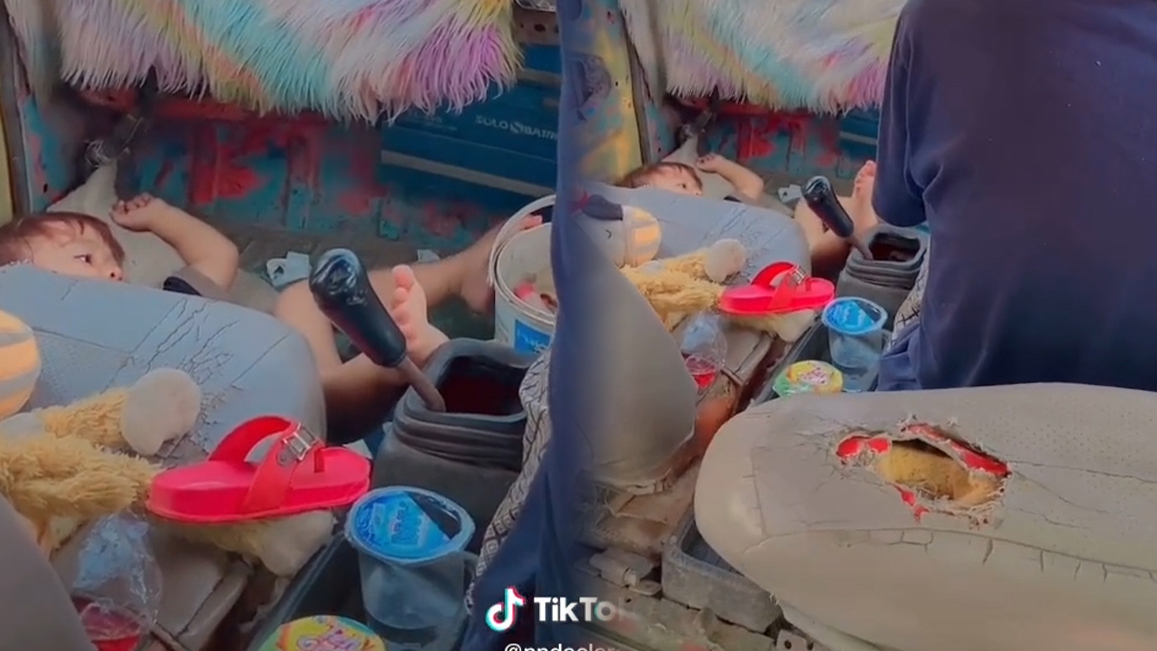 Viral di Media Sosial Sopir Angkot di Kendari Bawa Anak Sambil Narik Penumpang