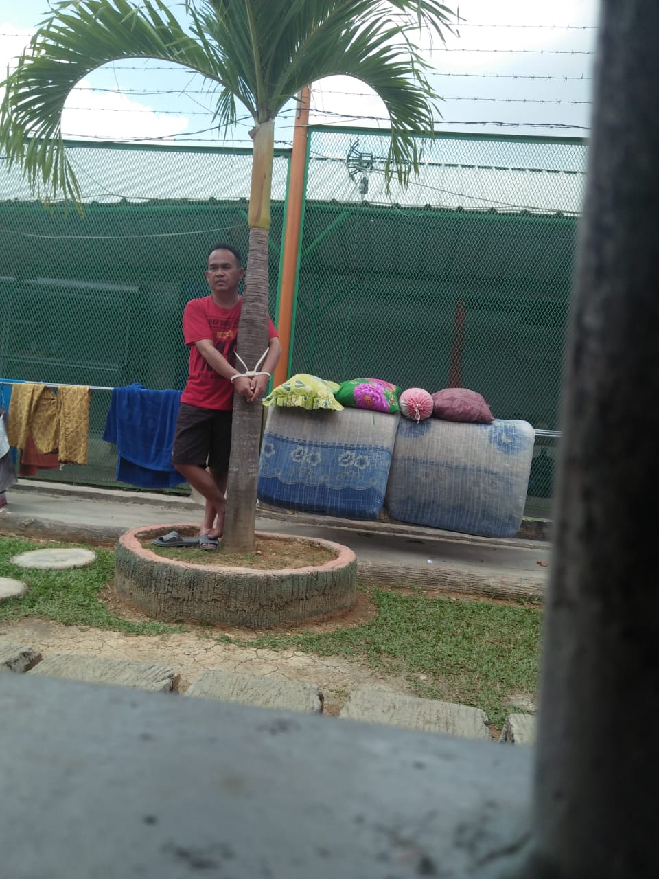 Seorang Warga Binaan Rutan Way Huwi Diikat di Pohon Palem. Ada Apa Ya?