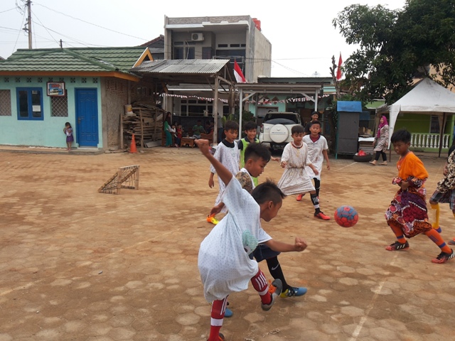 sepak-bola-pakai-daster_20170813_181304.jpg