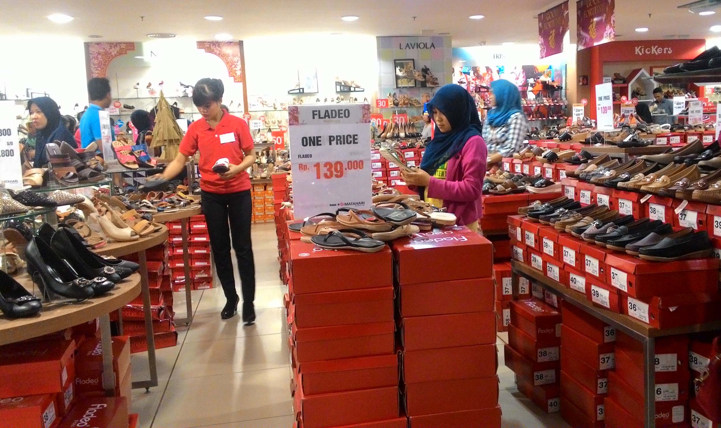 Wow, Diskon 70 Persen Sepatu Pria dan Wanita di Matahari