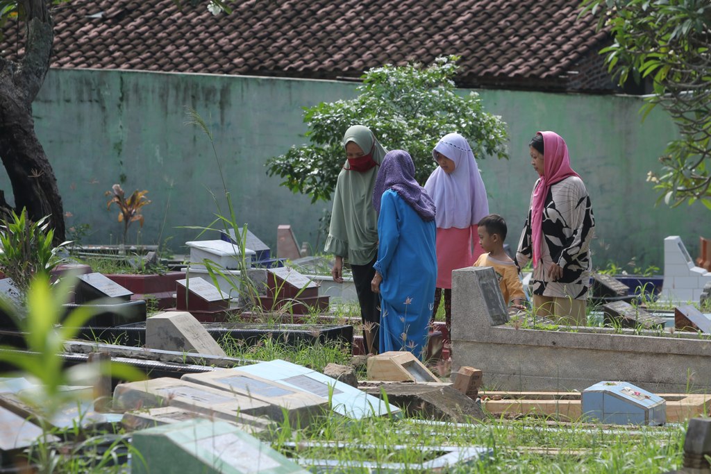 BERITA FOTO Pemandangan Tak Biasa Ziarah Kubur di Tengah Pandemi Corona