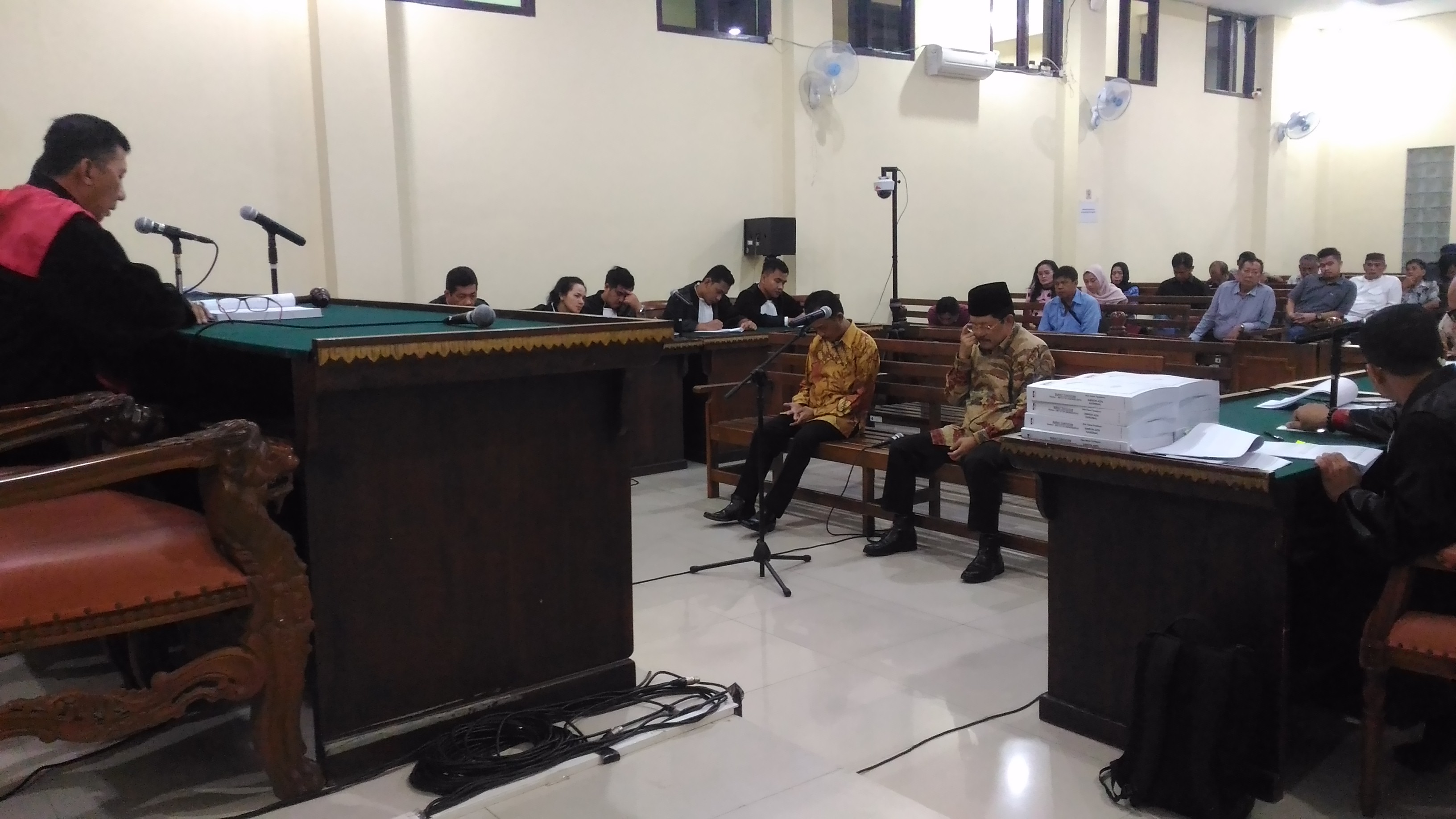 BREAKING NEWS - Sibron Aziz dan Kardinal Dituntut 3 Tahun, Kardinal Menangis Saat Dipeluk Keluarga