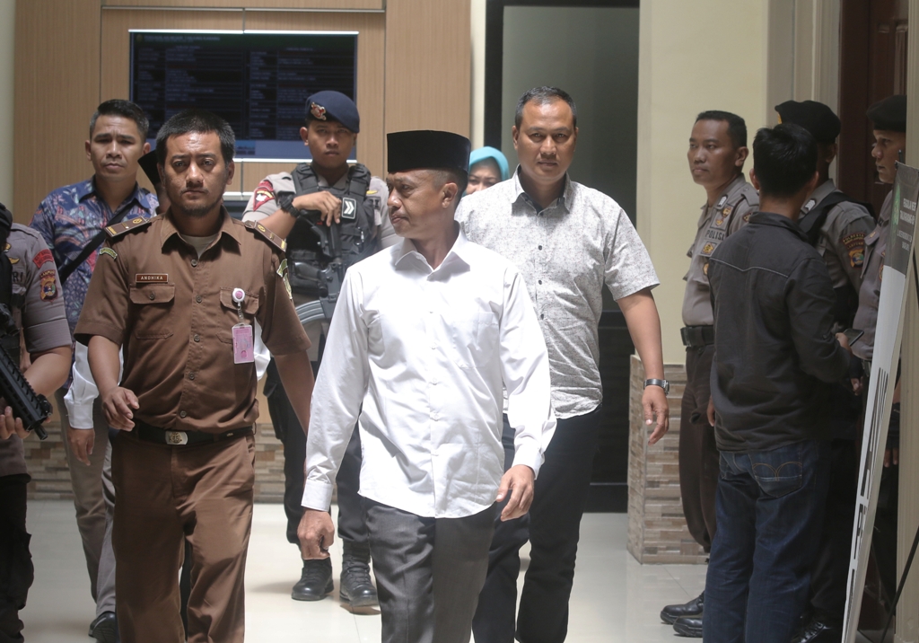 Dituntut 2,5 Tahun Penjara, Hendra Wijaya Langsung Peluk Keluarga