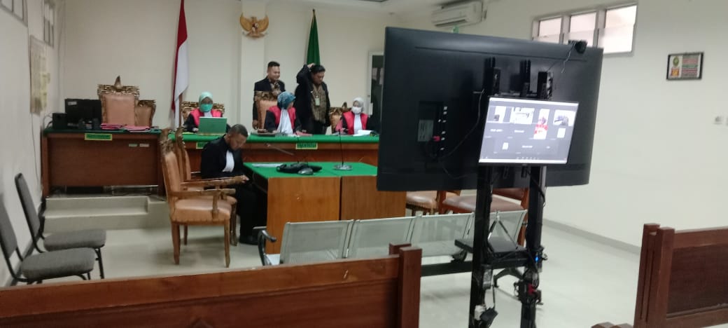 sidang-perusakan-papan-bunga-oleh-ketua-ppwi-di-lampung-timur-wilson-lalengke-dituntut-10-bulan.jpg