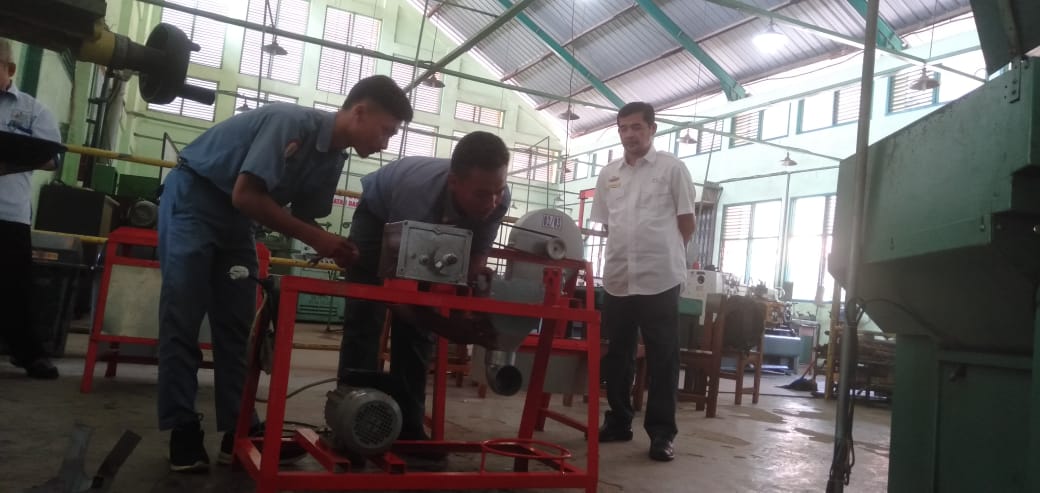 siswa-smkn-2-terbanggi-besar-sedang-mencoba-mesin-pemarut-dan-pemeras-santan.jpg