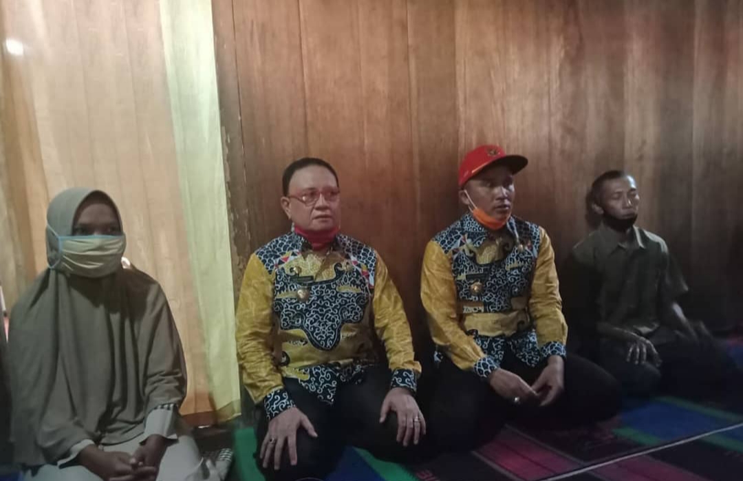 siswi-sma-di-lampung-barat-11-hari-hilang-bupati-parosil-datangi-rumah-orangtua-eka.jpg