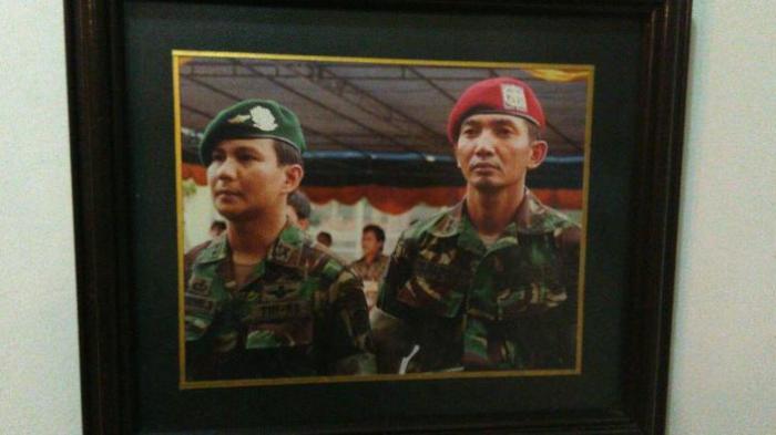 sjafrie-sjamsoeddin-bersama-prabowo-subianto-yang-dibingkai-dan-dipajang-di-rumah-sjafrie.jpg