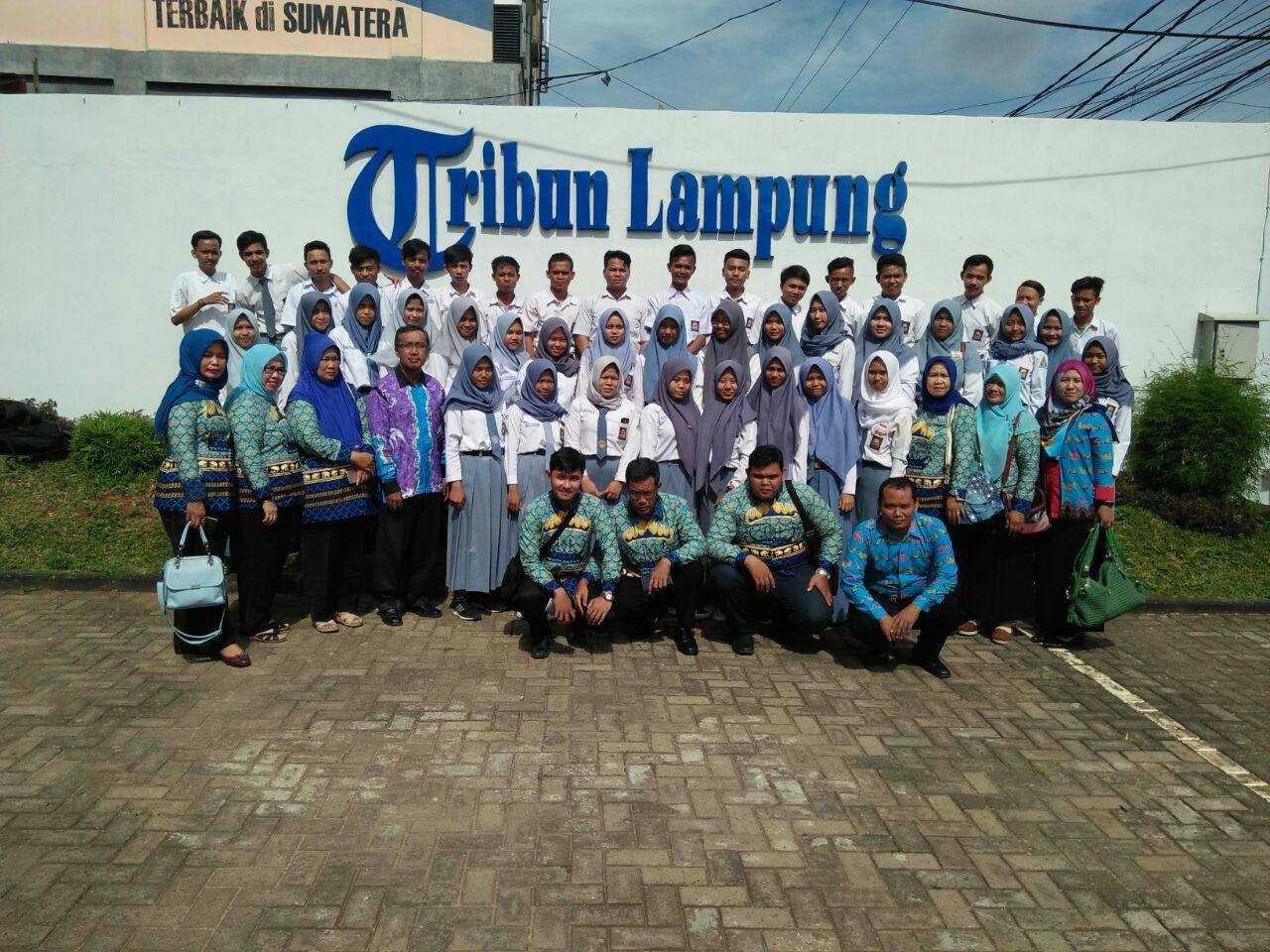FOTO Siswa SMA Ma'arif Metro Berkunjung ke Tribun Lampung