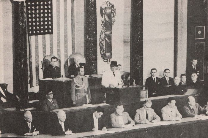 soekarno-saat-berpidato-di-depan-kongres-amerika-serikat.jpg