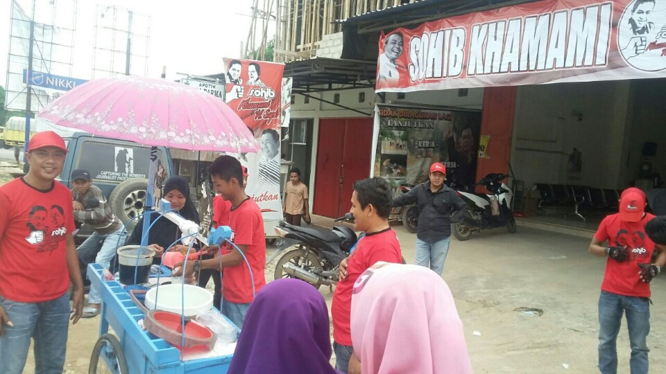 Sohib Khamamik Bagikan Es Dawet Gratis