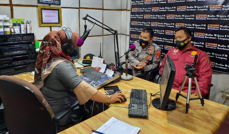 sosialisasi-melalui-radio-soal-rekrutmen-polri-di-lampung-utara.jpg