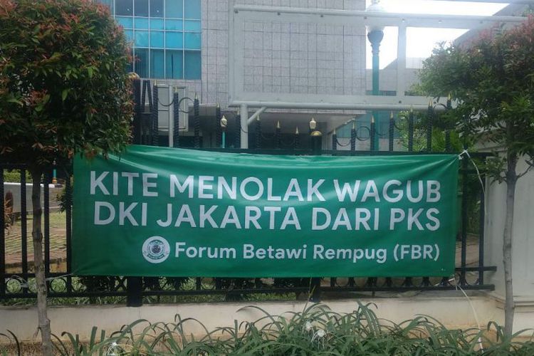 FBR Tolak Cawagub DKI dari PKS, Spanduk Penolakan Dipasang di Pagar Kantor DPRD