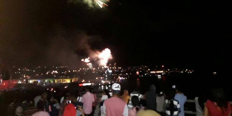 suasana-malam-pergantian-tahun-di-atas-jembatan-merah-putih_20170101_084842.jpg