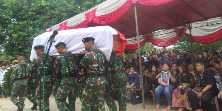 suasana-pemakaman-serda-risci-sirait-di-tpu-kalimulya-depok_20160710_235109.jpg