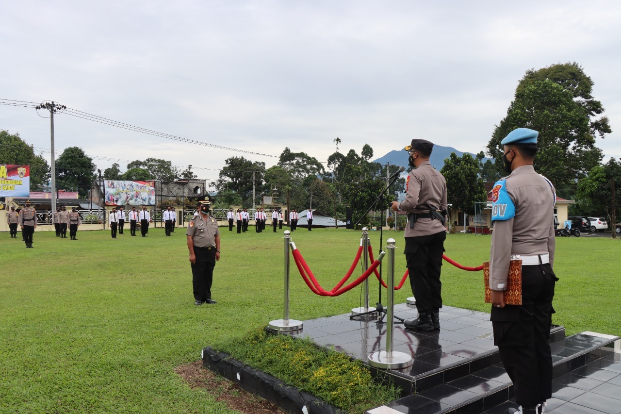 suasana-upacara-kenaikan-pangkat-pengabdian-personel-Polres-Lampung-Barat.jpg