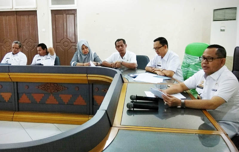 sulpakar-pimpin-rapat-ppdb_20180530_164932.jpg