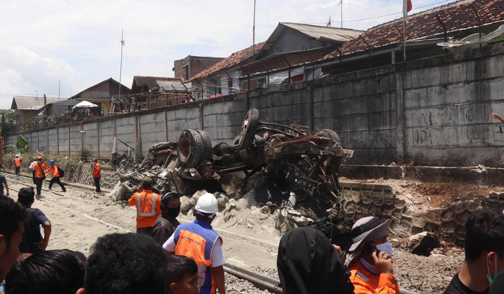 Tak Ada Korban Jiwa dalam Laka Truk Hantam KA di Panjang, Sopir Loncat dari Mobil