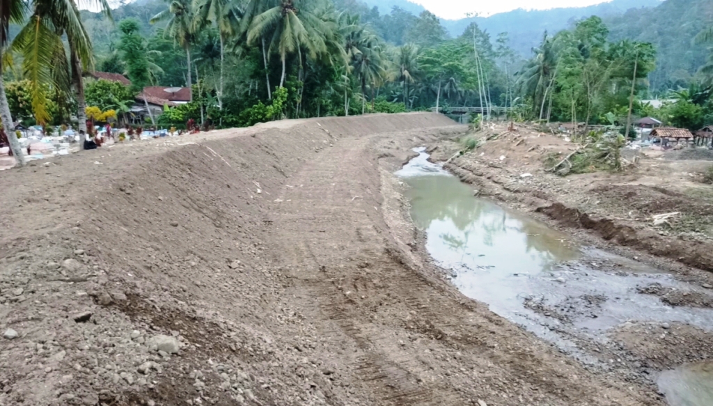 Pemkab Tanggamus Lampung Buat Tanggul Darurat Way Semaka di Pekon Sukaraja