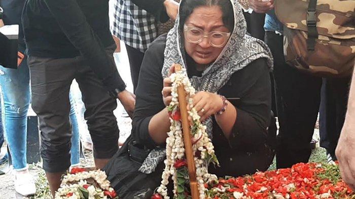 Tangis Dewi Irawan Pecah Depan Pusara Ibunda, Kakak Ria Irawan: Selamat Bertemu Ayah, Ibu. . .