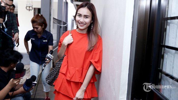 tarif-endorse-ayu-ting-ting-disebut-capai-belasan-juta-sang-adik-sebut-mahal.jpg