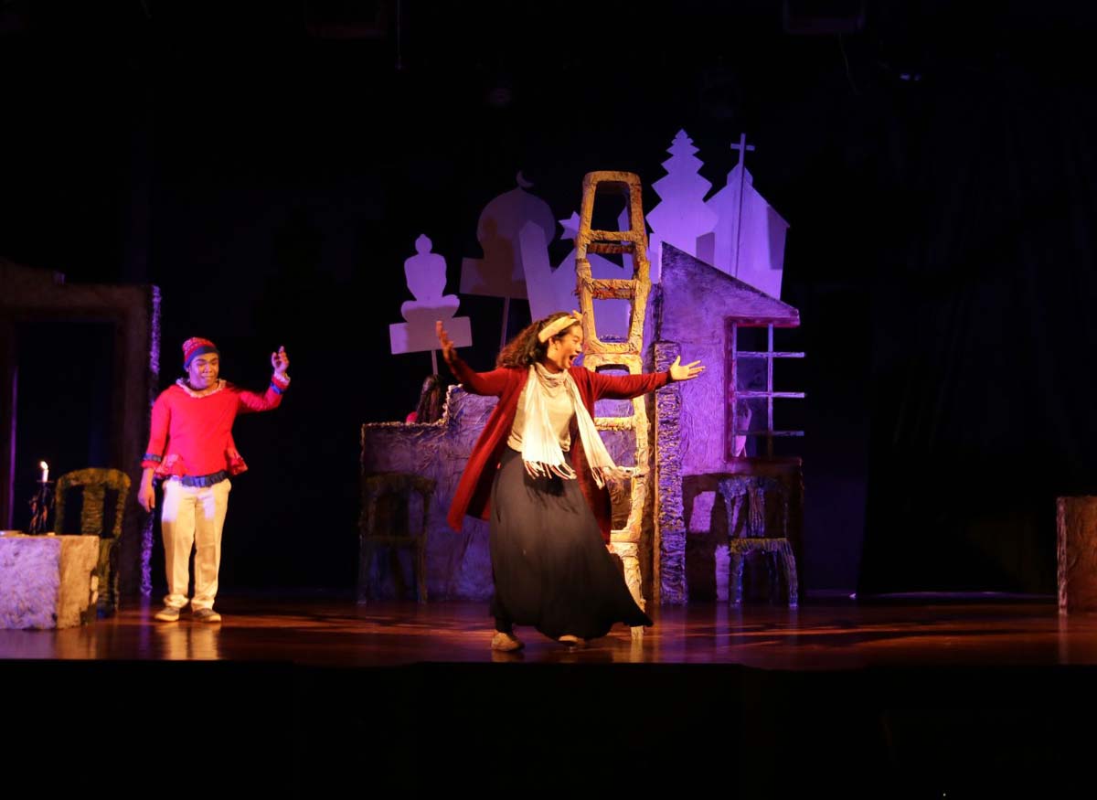 BERITA FOTO - Teater Satu Lampung Bawakan 'Kursi-kursi' di Gedung Teater DKL