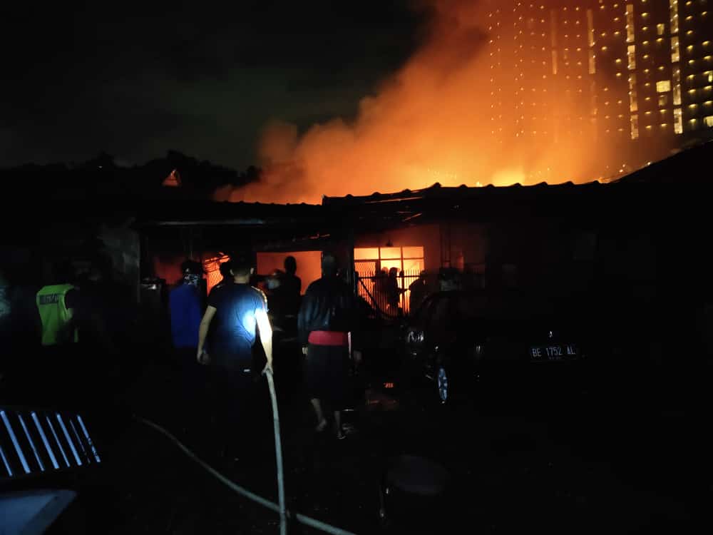 2 Jam Tim BPBD Bandar Lampung Berjibaku Padamkan Api yang Melalap Tepekong