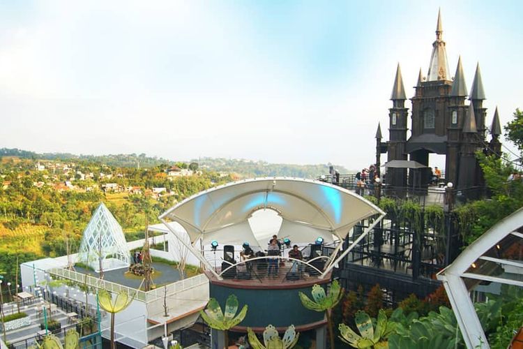 tempat-wisata-di-bandung-makan-di-cakrawala-sparkling-nature-restaurant-serasa-di-luar-angkasa.jpg