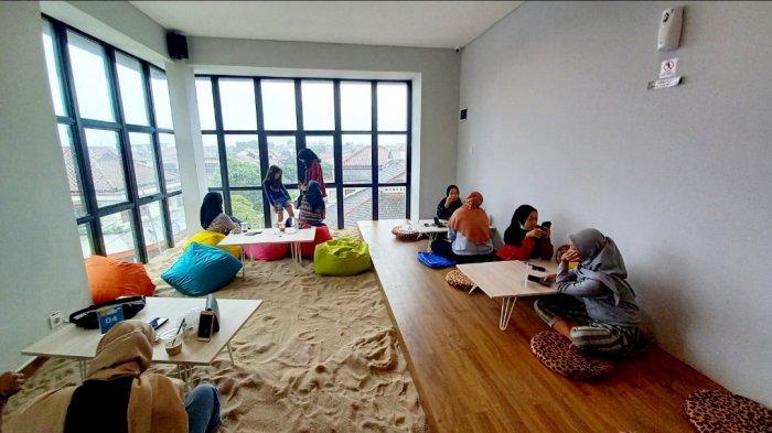 tempat-wisata-di-bandung-serunya-ngafe-di-garis-pantai-coffee-and-indoor-beach.jpg
