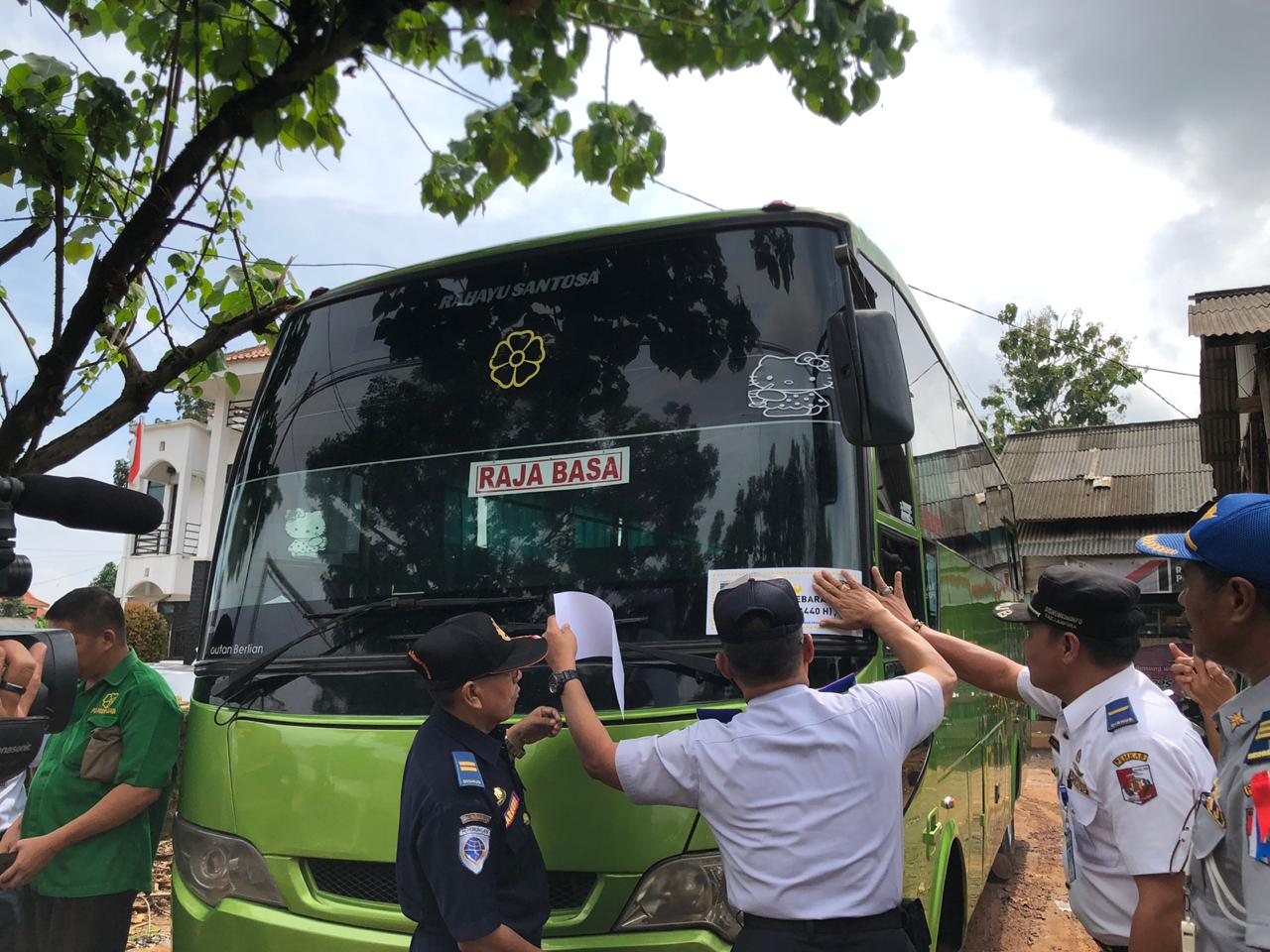tempel-stiker-uji-kelaikan-bus.jpg
