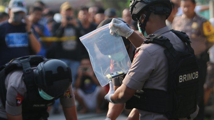 terduga-teroris-lampung-simpan-bahan-bom-di-rumah-neneknya-disangka-pakaian-kotor.jpg