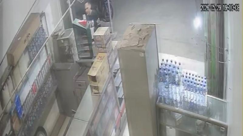 terekam-cctv-pencurian-puluhan-bungkus-rokok-di-warung-pringsewu.jpg