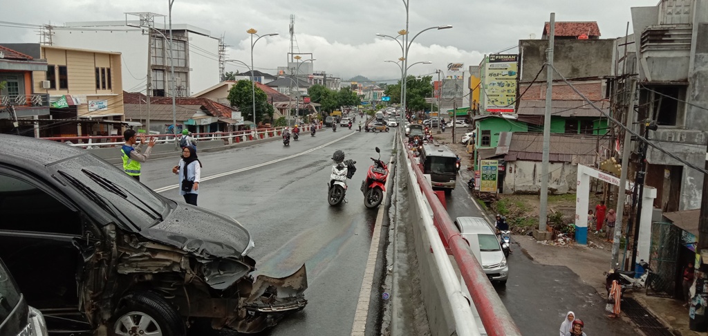 Ada Lakalantas Terios vs Avanza di Flyover Tirtayasa, Polisi Rekayasa Lalu Lintas
