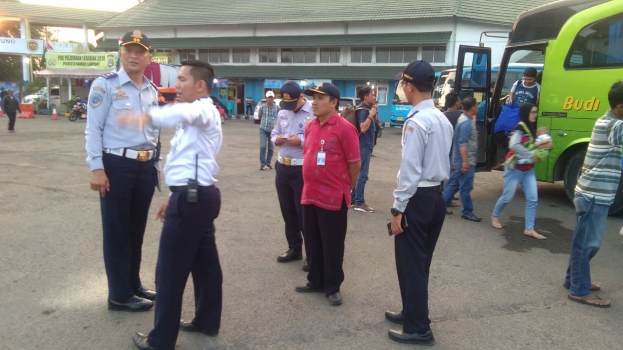 terminal-rajabasa-dalam-arus-mudik-lebaran-2018_20180609_192334.jpg