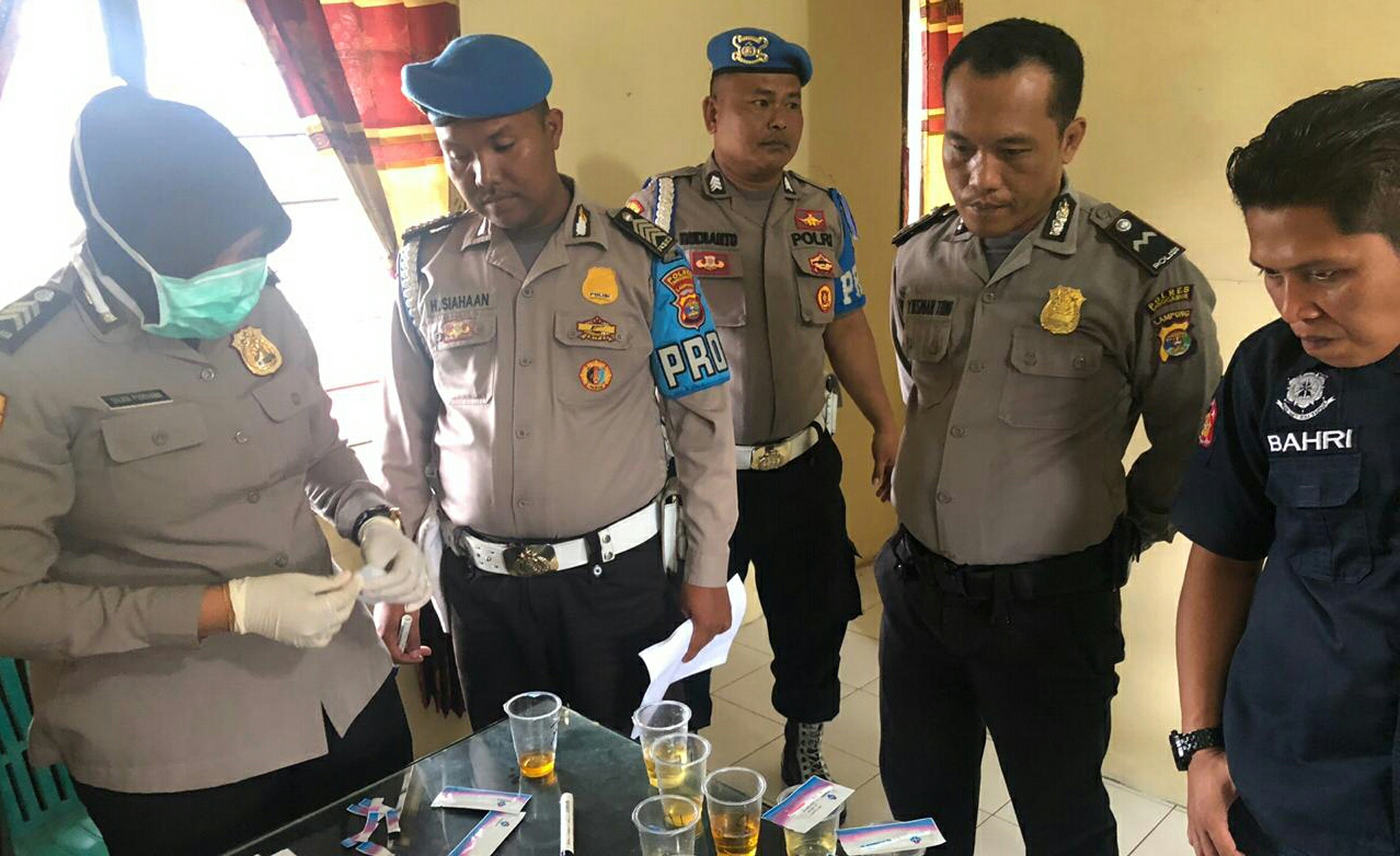 13 Anggota Polsek Kota Agung Tes Urine Narkoba
