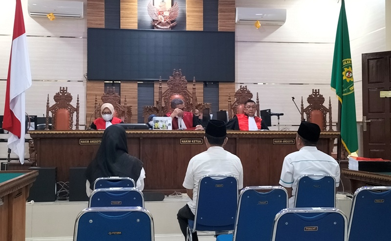 tiga-terdakwa-kopusi-dlh-balam-sidang-perdana.jpg