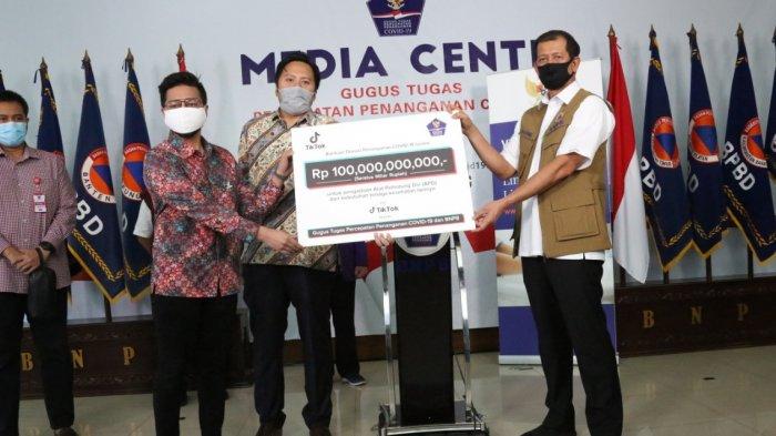 tik-tok-menyerahkan-bantuan-ke-bnpb-untuk-penanggulangan-virus-corona.jpg