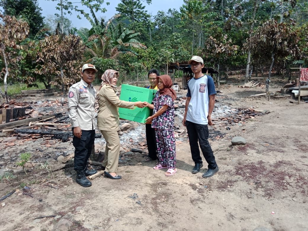 tim-dinsos-pringsewu-secara-simbolis-memberikan-bantuan-pada-korban-kebakaran-di-pardasuka.jpg