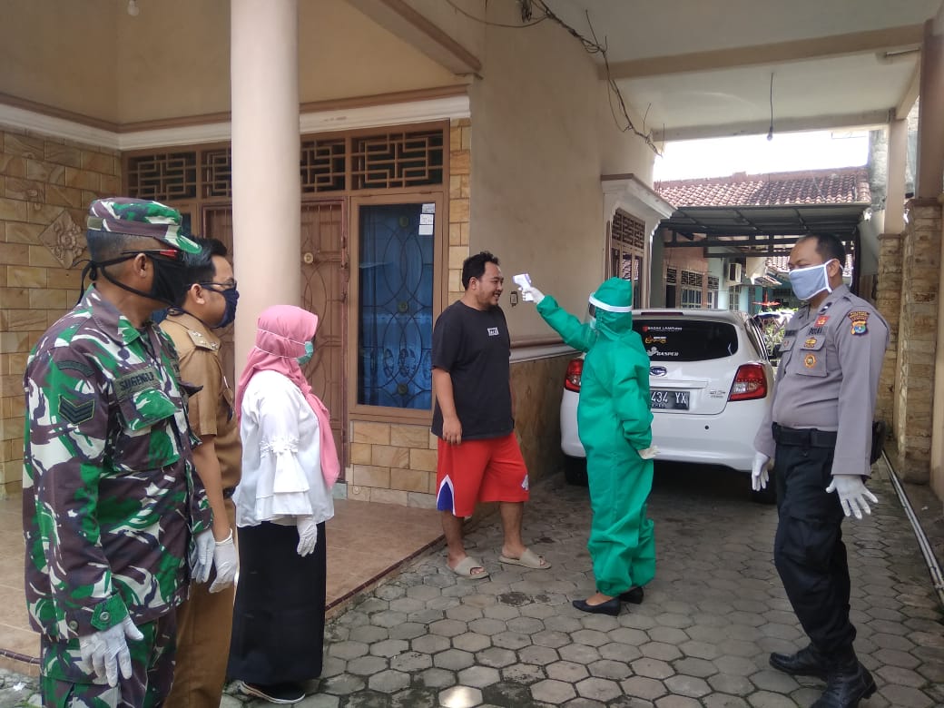 Tim Gugus Tugas Kota Bandar Lampung Lakukan Pengecekan Suhu Tubuh ke Rumah Warga