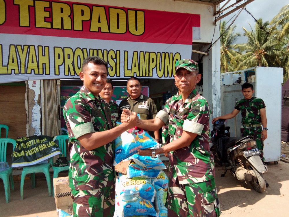 Tim II Kodam I Bukit Barisan Beri Bantuan Korban Tsunami Selat Sunda di Desa Way Muli Rajabasa