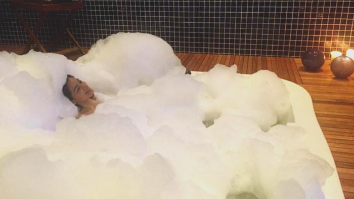 Beginilah Ekspresi Titi Kamal Saat Mandi Busa