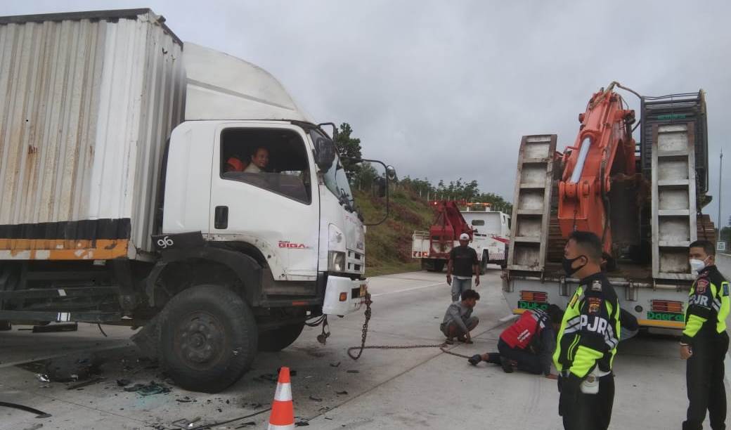 Lakalantas di Tol Terpeka Lampung, Toyota Limo Seruduk Truk Fuso