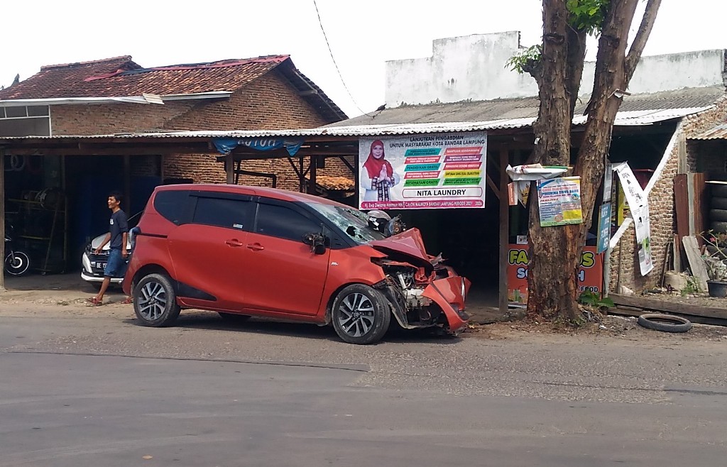 toyota-sienta-tabrak-poghon-di-tanjung-senang-1.jpg