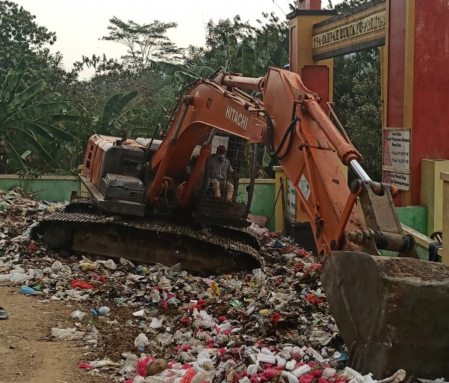 Bersihkan Sampah Meluber ke Jalan, DLH Pringsewu Lampung Sewa Ekskavator